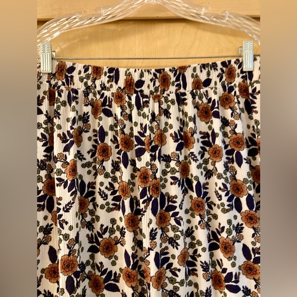 Ankle length floral skirt.  Sz Large - Picture 2 of 4